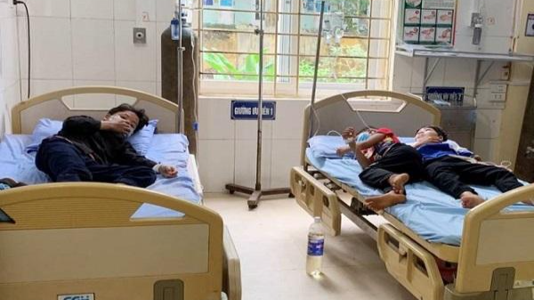 Học sinh bị ngộ độc quả hồng châu được điều trị tại Bệnh viên Đa khoa huyện Văn Bàn. Ảnh: laocai.gov.vn