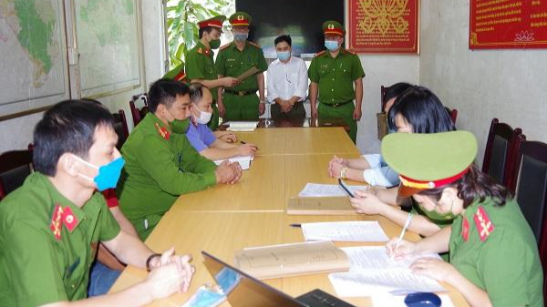 Cơ quan Cảnh sát điều tra thi hành lệnh bắt bị can Nguyễn Tiến Hơn. Ảnh: Phương Thúy