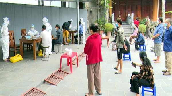 Lực lượng y tế lấy mẫu xét nghiệm tại tổ 17, phường Trần Phú. Ảnh: baohagiang
