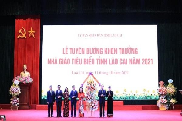 Lãnh đạo tỉnh Lào Cai chúc mừng những thành tích mà ngành giáo dục tỉnh nhà đã đạt được trong thời gian qua