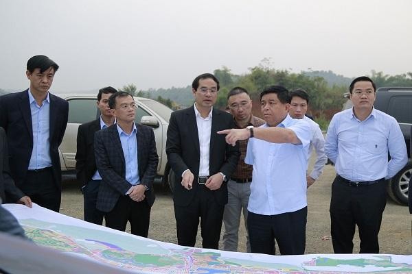 Bộ trưởng Nguyễn Chí Dũng đánh giá cao các ý tưởng quy hoạch dọc sông Hồng của tỉnh Lào Cai. ảnh: Mạnh Dũng