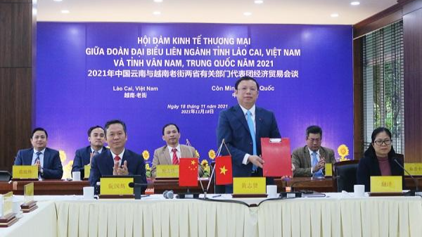 Đoàn đại biểu liên ngành tỉnh Lào Cai (Việt Nam) và Đoàn đại biểu tỉnh Vân Nam (Trung Quốc) đã thống nhất và ký kết biên bản ghi nhớ về hợp tác kinh tế thương mại năm 2021. ảnh:laocai.gov