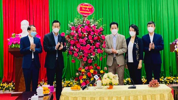 Chủ tịch UBND tỉnh Nguyễn Văn Sơn tặng hoa chúc mừng tập thể lãnh đạo Sở GD&ĐT. ảnh:baohagiang