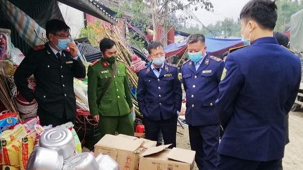 Đoàn công tác đã phát hiện một số người dân bày bán thuốc bảo vệ thực vật không rõ nguồn gốc tại chợ phiên Cao Sơn. ảnh: Mạnh Cường