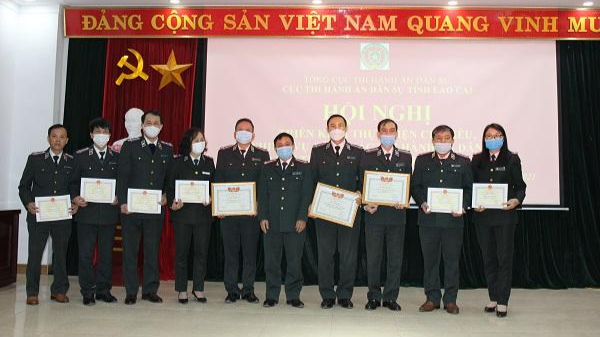 Ông Lê Anh Tuấn – Cục trưởng Cục THADS Lào Cai trao tặng hình thức khen thưởng, danh hiệu thi đua cho tập thể, cá nhân có thành tích năm 2021