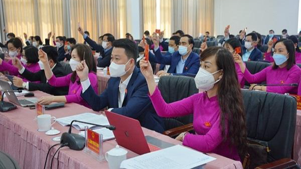 Các đại biểu thông qua Nghị quyết thành lập Sở Du lịch tỉnh Lào Cai. Ảnh: Laocai.gov.vn.