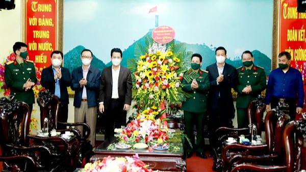 Các đồng chí Thường trực Tỉnh ủy tặng Lẵng hoa chúc mừng Bộ Chỉ huy Quân sự tỉnh. ( ảnh:baohagiang)
