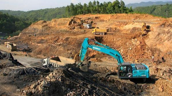 Một vị trí khai thác khoáng sản do Công ty TNHH Xây dựng thương mai Lilama thực hiện tại xã Đồng Tuyển, thành phố Lào Cai (ảnh chụp tháng 8/2013). ảnh : Cao Cường