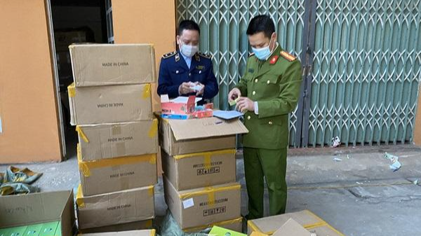 Lực lượng chức năng đã kiểm tra, thu giữ gần 5.000 thiết bị thuốc lá điện tử nhập lậu từ Trung Quốc. (Ảnh: Thanh Tuấn)