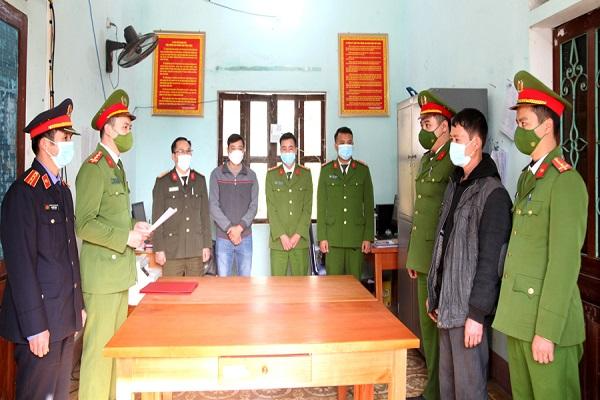Cơ quan Cảnh sát điều tra Công an huyện Yên Minh công bố quyết định khởi tố đối với bị can Sùng Mí Thề (thứ 2 bên phải). ảnh: yenminh.hagiang.gov
