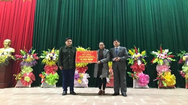Đồng chí Lê Ngọc Quỳnh - Giám đốc Sở Tư pháp trao tiền mặt hỗ trợ nông thôn mới cho xã Minh Tân