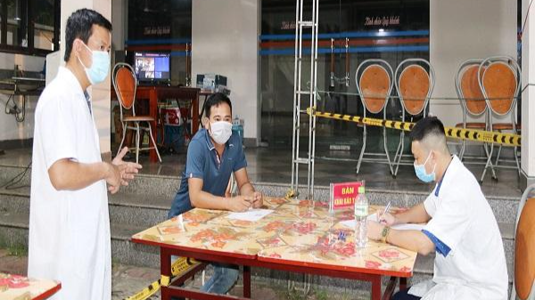 Người dân khai báo y tế tại Chốt kiểm soát y tế Km 237, cao tốc Nội Bài – Lào Cai.