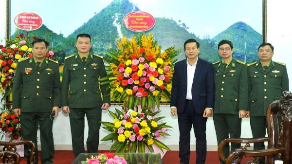 Chủ tịch UBND tỉnh Nguyễn Văn Sơn tặng hoa chúc mừng cán bộ, chiến sỹ Bộ Chỉ huy BĐBP tỉnh. ảnh:baohagiang
