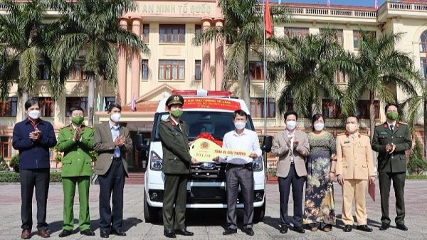 Thừa ủy quyền của Bộ trưởng Bộ Công an, Đại tá Nguyễn Viết Giang trao xe cứu thương tặng Trung tâm y tế TP Lai Châu. ảnh:cand