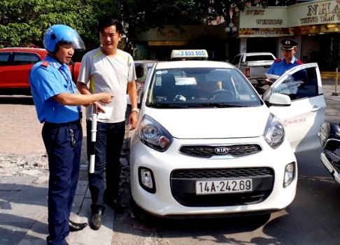 Lực lượng Thanh tra Sở GTVT Quảng Ninh ra quân tăng cường công tác kiểm tra, xử lý nghiêm đối với phương tiện xe taxi không có phù hiệu (biển hiệu).