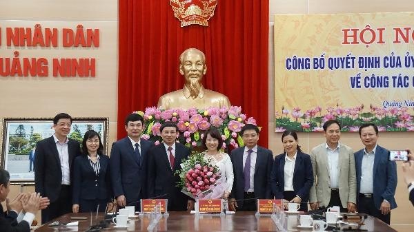 Các lãnh đạo tỉnh Quảng Ninh tặng hoa chúc mừng cho bà Vũ Thị Thu Thủy, Phó Chủ tịch UBND tỉnh Quảng Ninh.