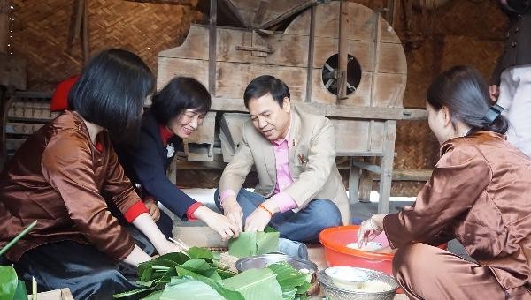 Ông Đặng Huy Hậu, Phó Chủ tịch Thường trực UBND tỉnh Quảng Ninh trực tiếp trải nghiệm gói bánh trưng tại không gian "Tết Việt"