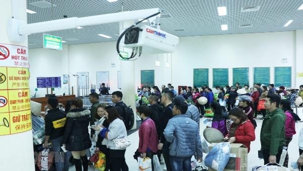 Máy đo thân nhiệt từ xa đối với hành khách nhập khẩu từ Trung Quốc vào Việt Nam tại cửa khẩu Móng Cái.