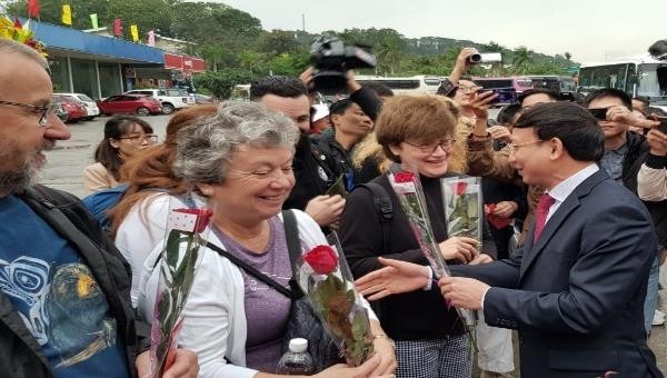 Ông Nguyễn Xuân Ký, Bí thư Tỉnh ủy, Chủ tịch HĐND tỉnh Quảng Ninh tặng hoa, lì xì chúc mừng năm mới hơn 100 du khách đầu tiên đến "xông đất".