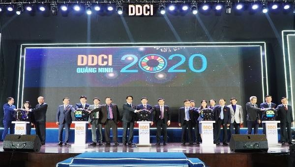 Các đại biểu cam kết và bấm nút khởi động DDCI Quảng Ninh 2020.