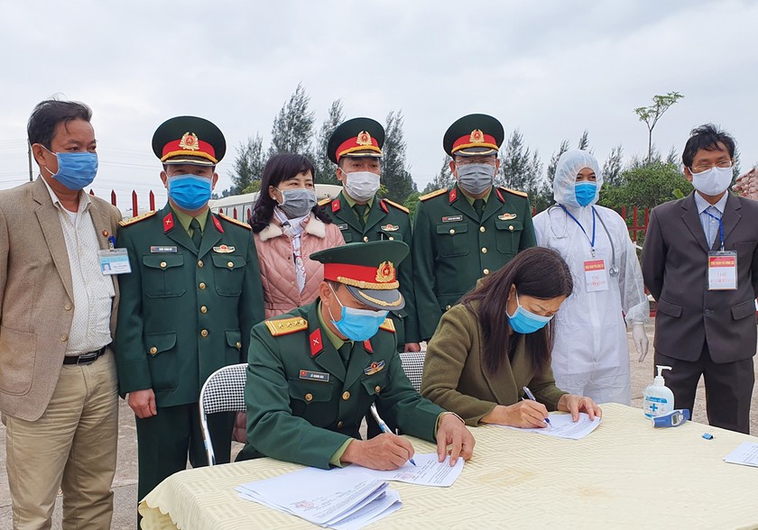Bộ chỉ huy Quân sự tinh Quảng Ninh và thành phố Móng Cái ký biên bản bàn giao 73 công dân