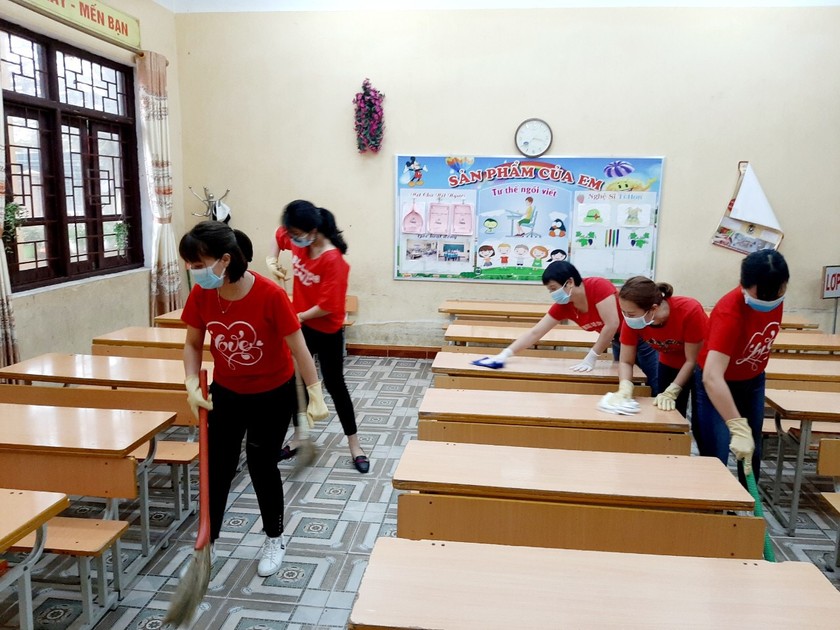 Ccác trường học tổ chức vệ sinh trường, lớp chuẩn bị đón học sinh đi  học trở lại.