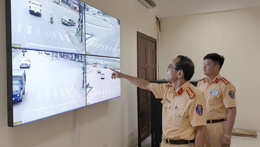 Cảnh sát giao thông giám sát giao thông tại trung tâm điều khiển hệ thống.