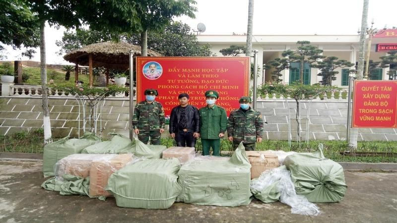 Đồn biên phòng Bắc Sơn (Móng Cái) bắt giữ đối tượng vận chuyển trái phép 40.000 khẩu trang y tế (tháng 2/2020).