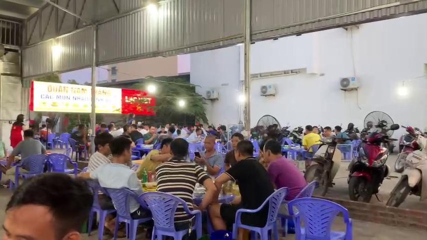 Người dân tụ tập tại quán Nam Trang ăn uống ngày 26/8.