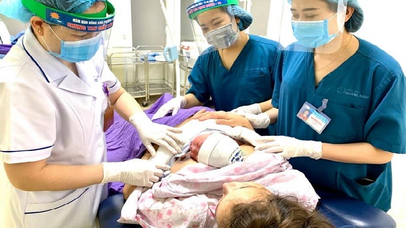 Em bé chào đời ngay trong khu cách ly của Bệnh viện Sản Nhi Quảng Ninh. Ảnh: Nguyễn Thiêm