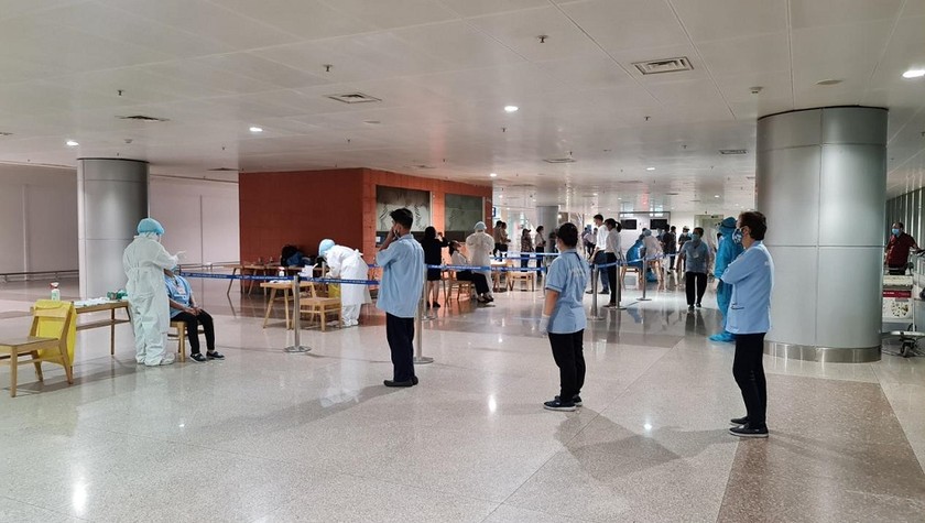 TP.HCM, tổ chức xét nghiệm giám sát đối với toàn bộ nhân viên làm việc tại sân bay tân Sơn Nhất. Ảnh: HCDC