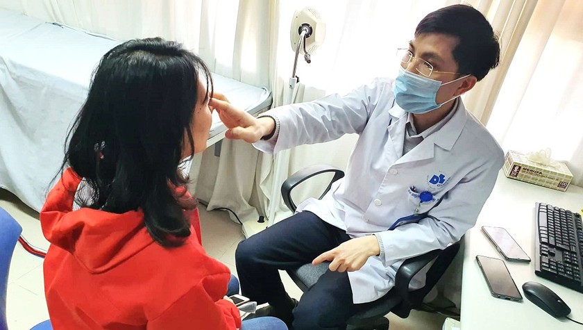Bác sĩ Quang đang tư vấn cho một bệnh nhân tiêm filler.
