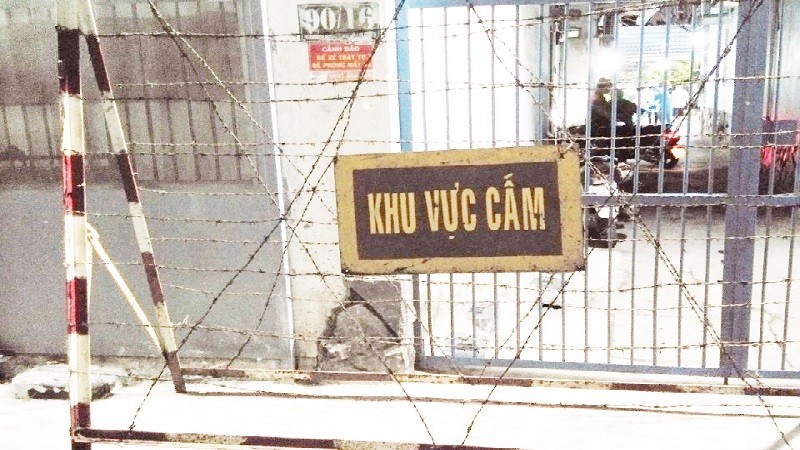 Phong tỏa tạm thời khu vực nhà trọ số 90/16 Nguyễn Phúc Chu. Ảnh: HCDC
