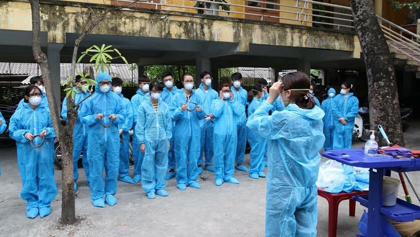 Các sinh viên được cán bộ y tế của bệnh viện Bạch Mai hướng dẫn, tập huấn về công tác kiểm soát nhiễm khuẩn.