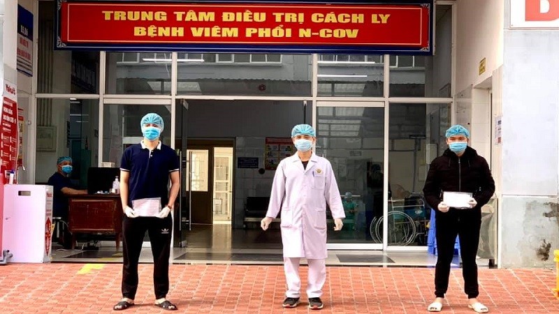 Các bệnh nhân được công bố khỏi bệnh tại Bệnh viện Số 2 Quảng Ninh. Ảnh: Thiêm Nguyễn