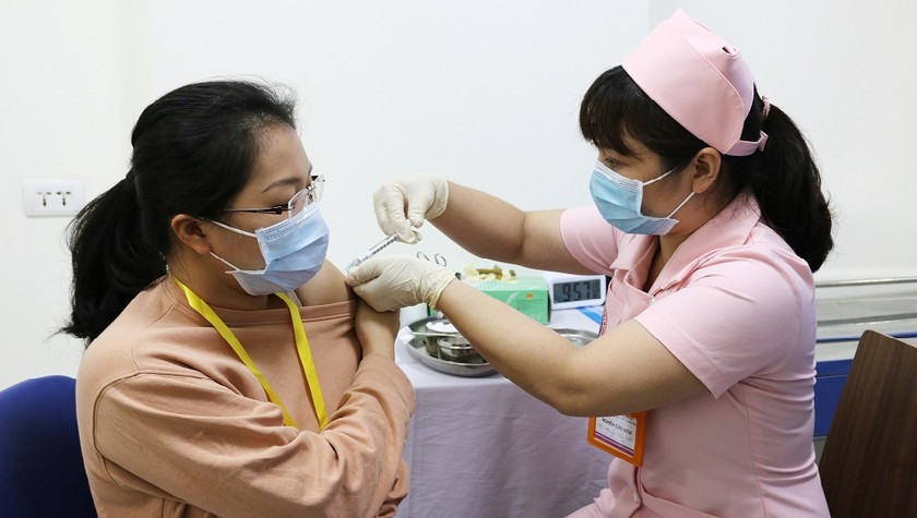Những tình nguyện viên đầu tiên được tiêm vắc xin ngừa Covid-19 có tên Covivac của Việt Nam. Ảnh: Ngọc Nga