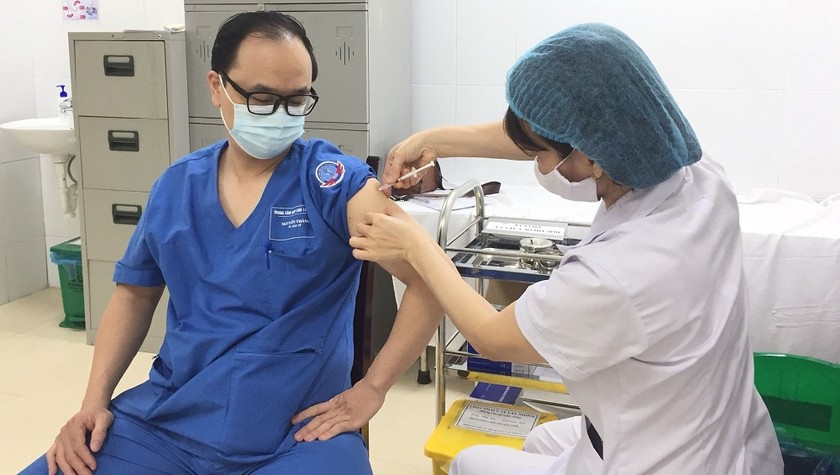 Các cán bộ, nhân viên y tế của Trung tâm Cấp cứu 115 Hà Nội được tiêm vắc xin ngừa COVID-19.