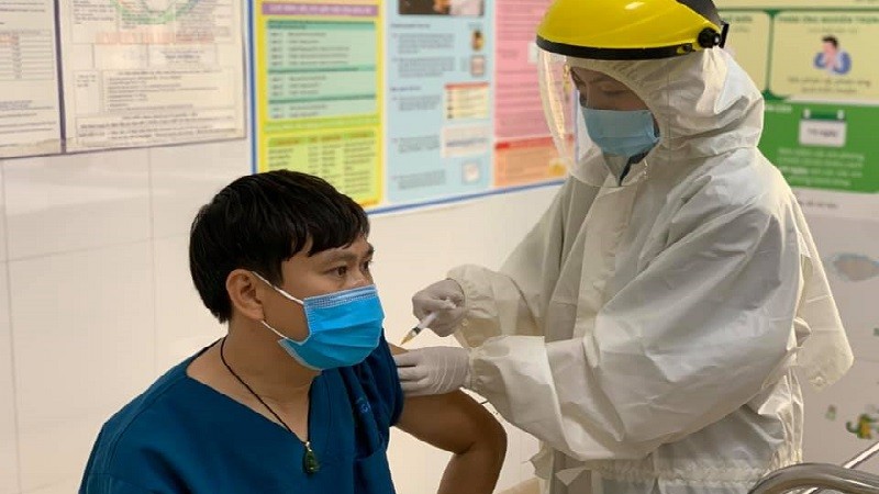 Những y bác sĩ đầu tiên của Quảng Ninh được tiêm vắc xin phòng Covid-19 tại Quảng Ninh. Ảnh: Thiêm Nguyễn