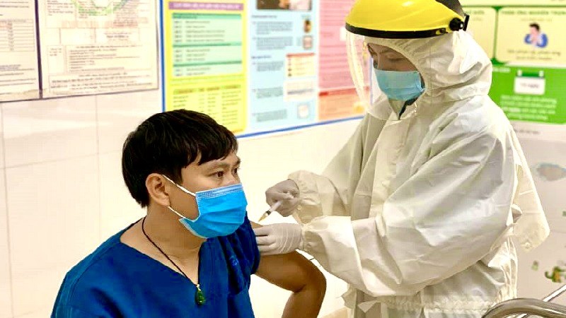 Hơn 58.400 cán bộ, nhân viên y tế đã được tiêm vắc xin ngừa COVID-19