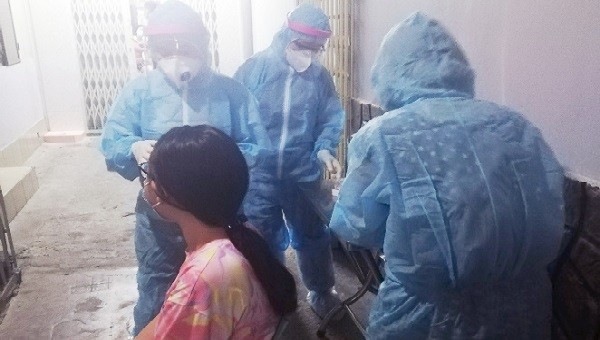Lấy mẫu các trường hợp tiếp xúc gần ngay tại nhà trường hợp test nhanh SARS-CoV-2 dương tính tại Campuchia tại Q.11 – Trung tâm Y tế Q.11