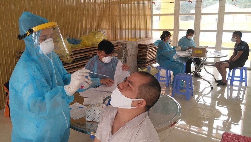 Lấy mẫu xét nghiệm sàng lọc Sars-CoV-2 tại khu vực cách ly tập trung của tỉnh Lạng Sơn.