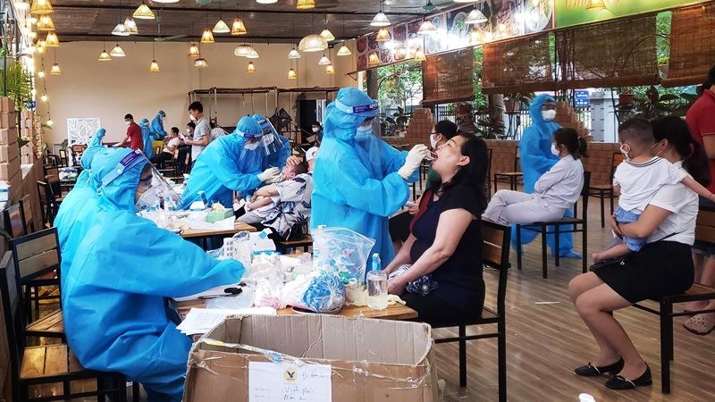 Nhân viên y tế lấy mẫu xét nghiệm đối với người dân khu đô thị Đồng Sơn (TP Phúc Yên). Ảnh: Nhân dân