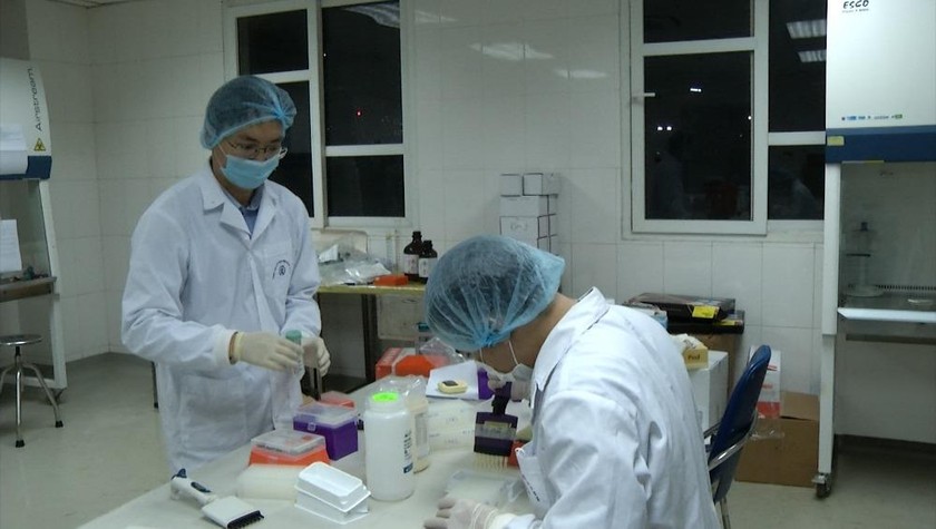 Cán bộ CDC Hà Nội pha hóa chất phục vụ xét nghiệm SARS-CoV-2. Ảnh: Ngọc Nga