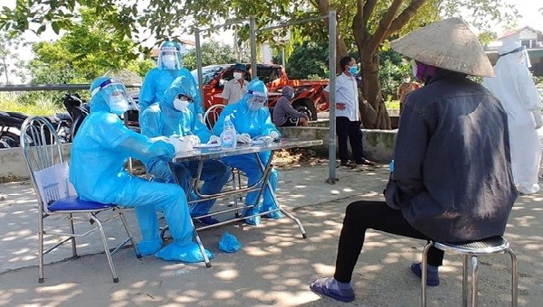 Nhân viên y tế tại Hà Nội lấy mẫu cho người dân. Ảnh: CDC Hà Nội 