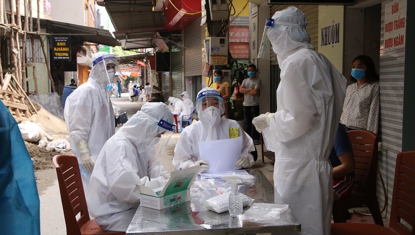 Các cán bộ, nhân viên y tế tại Bắc Giang chuẩn bị lấy mẫu xét nghiệm COVID-19 cho người dân. Ảnh minh họa: Việt Nga