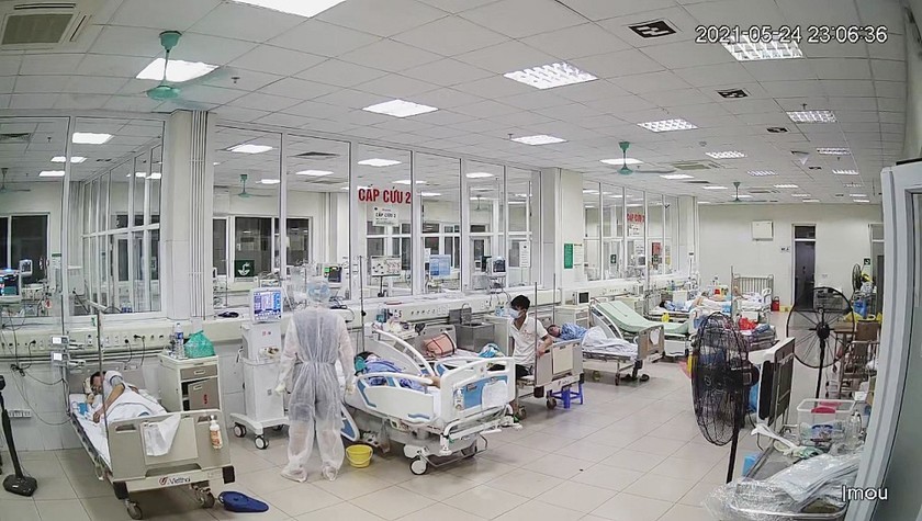 Bác sĩ Bệnh viện Bệnh Nhiệt đới Trung ương điều trị cho bệnh nhân nhiễm COVID-19. Ảnh: Thanh Đặng