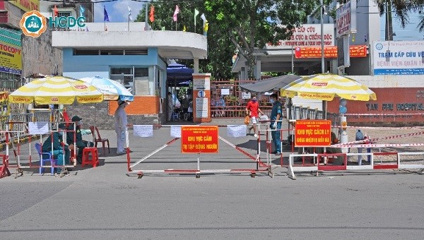 Bệnh viện quận Tân Phú lập hàng rào phong tỏa các cổng ra vào, tạm thời ngưng nhận bệnh nhân. Ảnh: Trung tâm Kiểm soát Bệnh tật TP HCM