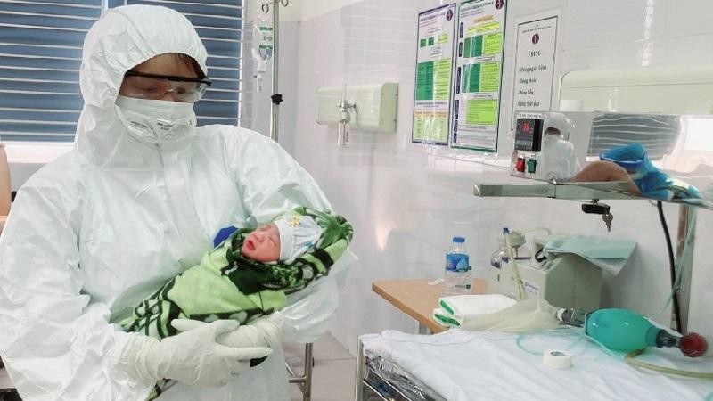 Em bé chào đời khoẻ mạnh tại BV Bệnh Nhiệt đới Trung ương. Ảnh: Thanh Đặng