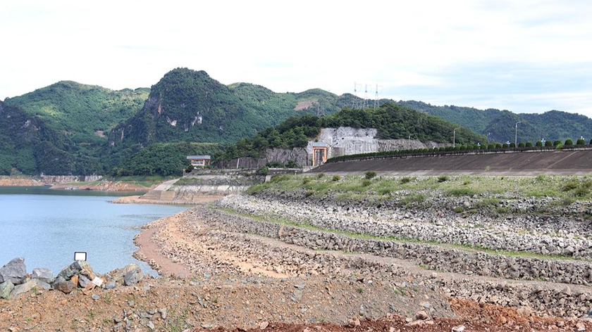 Hồ thuỷ điện Hoà Bình đang dần tiệm cận mức nước chết. Ảnh: Lê Việt