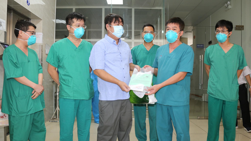 BS CK2 Trần Thanh Linh - Phó khoa Hồi sức cấp cứu Bệnh viện Chợ Rẫy trao giấy ra viện cho chiến sĩ P.C.Đ. Ảnh: BVCC